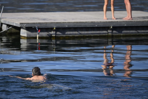 Die ersten Badegaeste im Zuerichsee anlaesslich der Saisoneroeffnung im Seebad Utoquai, fotografiert am Samstag, 12. April 2025 in Zuerich. (KEYSTONE/Christian Beutler)