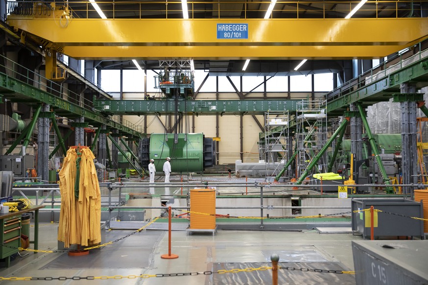 Aushebung eines Generators aus dem Maschinenhaus des Kernkraftwerks Muehleberg waehrend den Rueckbauarbeiten, am Mittwoch, 11. November 2020 in Muehleberg. Der Rueckbau des Kernkraftwerks dauert bis 2 ...