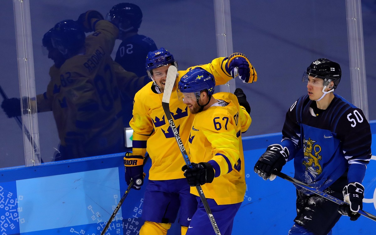 epa06539735 Anton Lander (L) of Sweden celebrates after scoring with his teammate Linus Omark (C) of Sweden, with Miika Koivisto of Finland (R) during the Men's Ice Hockey Preliminary Round match ...