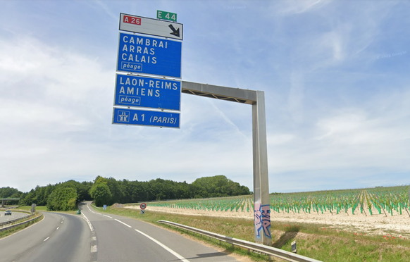Ein Strassenschild/Wegweiser, welches den Weg nach Paris (Frankreich) anzeigt.