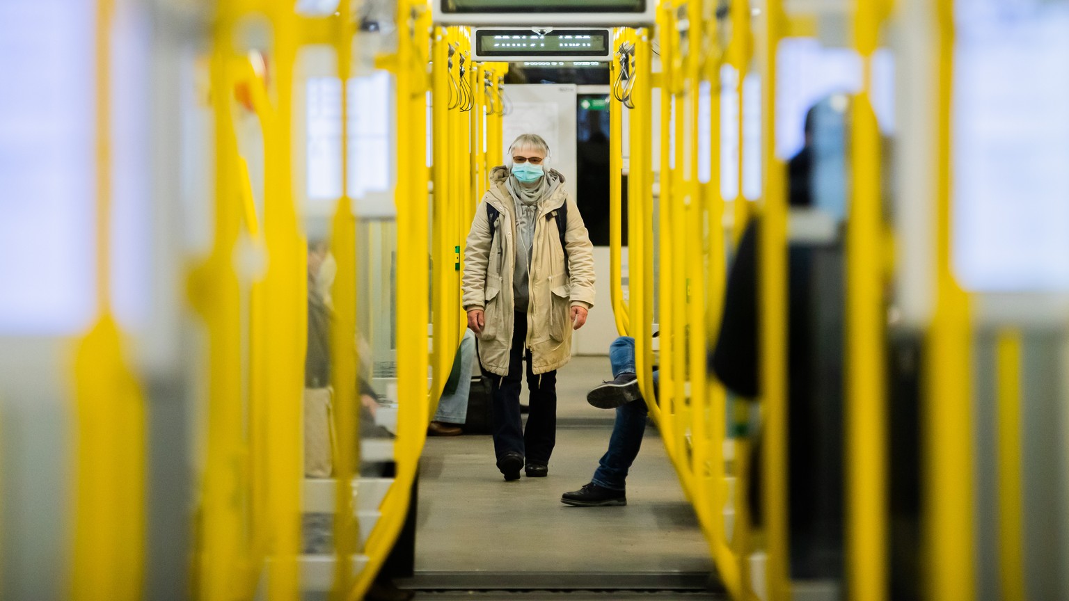 dpatopbilder - 20.01.2021, Berlin: Eine Frau steigt mit einer OP-Maske in die U-Bahn. Bei den Bund-L