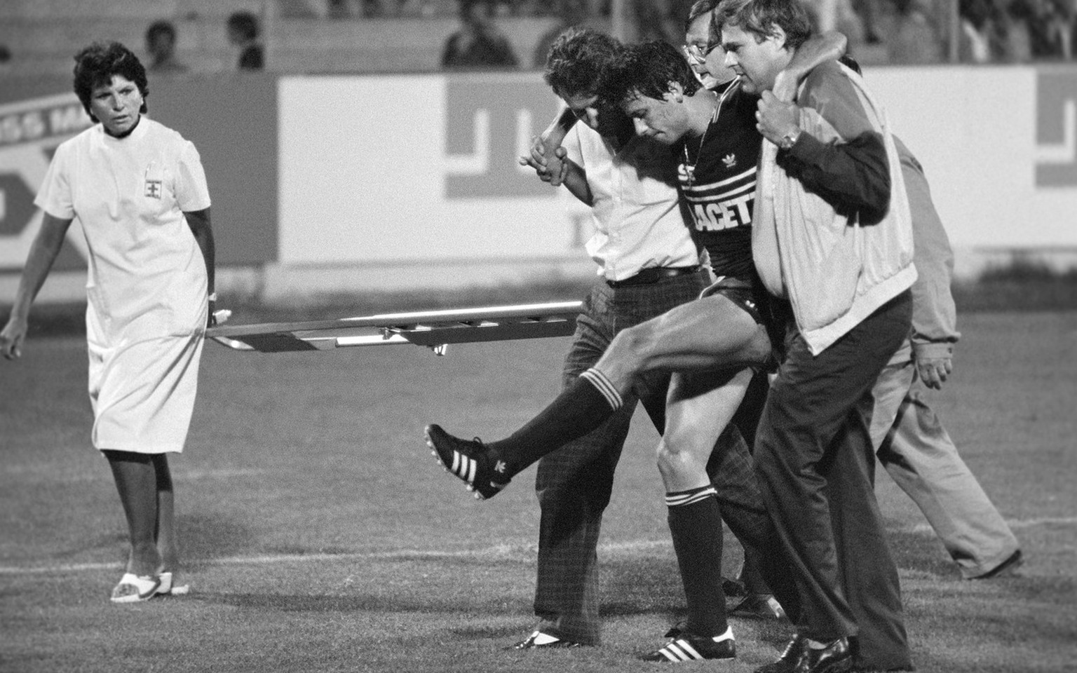 Der Fussballspieler Lucien Favre von Servette FC wird am 13. September 1985 waehrend dem Spiel Servette FC gegen Vevey nach einem schweren Foul durch Gabet Chapuisat verletzt vom Spielfeld gefuehrt. ( ...