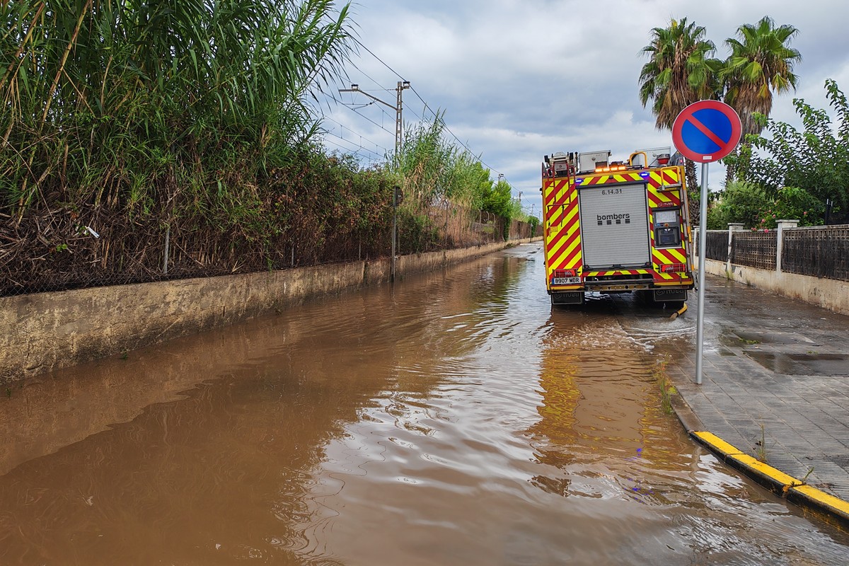 epa13184056 A firefighting truck is seen along a flooded road after heavy rainfall in the town of Roda de Bera, Tarragona, Catalonia, northeastern Spain, 22 August 2026. Heavy rainfall hit the provinc ...