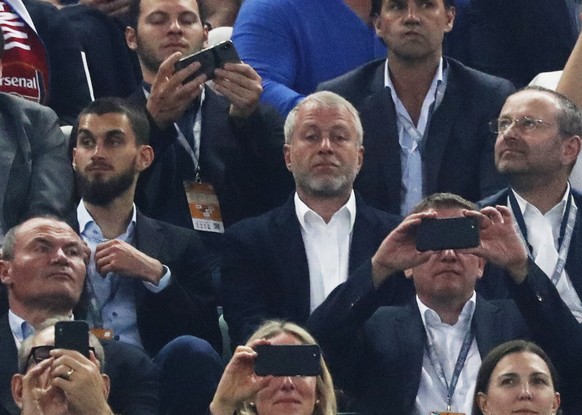 epa07611065 Chelsea owner Roman Abramovich (C) pictured before the UEFA Europa League final between Chelsea FC and Arsenal FC at the Olympic Stadium in Baku, Azerbaijan, 29 May 2019.  EPA/MAXIM SHIPENKOV