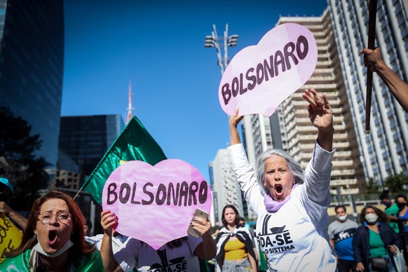 epa08456776 Supporters of Brazilian President Jair Bolsonaro protest in Sao Pablo, Brazil, 31 May 2020. Groups of supporters and detractors of the Brazilian president, Jair Bolsonaro, faced this Sunda ...