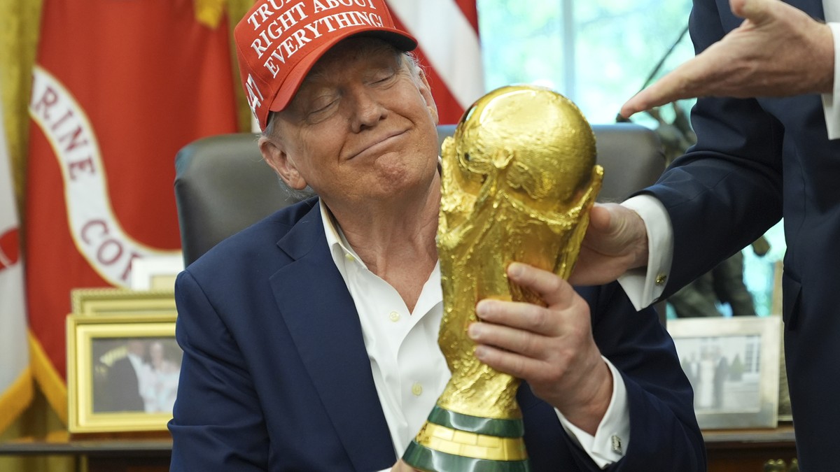 Die-Schweiz-ist-der-WM-nah-doch-Trump-nimmt-vielen-Fans-die-Freude