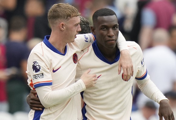 Chelsea&#039;s goal-scorers, Cole Palmer, left, and Chelsea&#039;s Nicolas Jackson, leave the pitch after the English Premier League soccer match between West Ham United and Chelsea at the London Stad ...