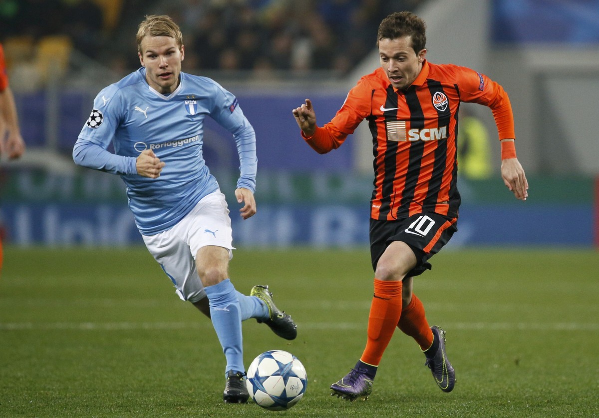 Malmo's Oscar Lewicki (L) chases Shakhtar Donetsk's Bernard during their Champions League group A soccer match in Lviv, Ukraine, November 3, 2015. REUTERS/Gleb Garanich