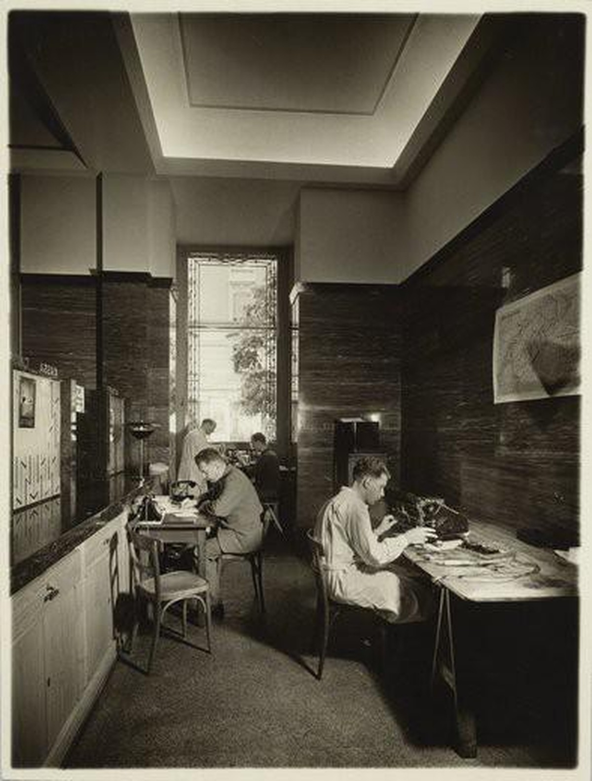 Büro von Pro Radio für die «Entstörung» von elektrischen Geräten, vermutlich in Fribourg, ca. 1933-1945. An der Wand Schweizerkarte mit Strahlungsbild des Landessenders Beromünster.