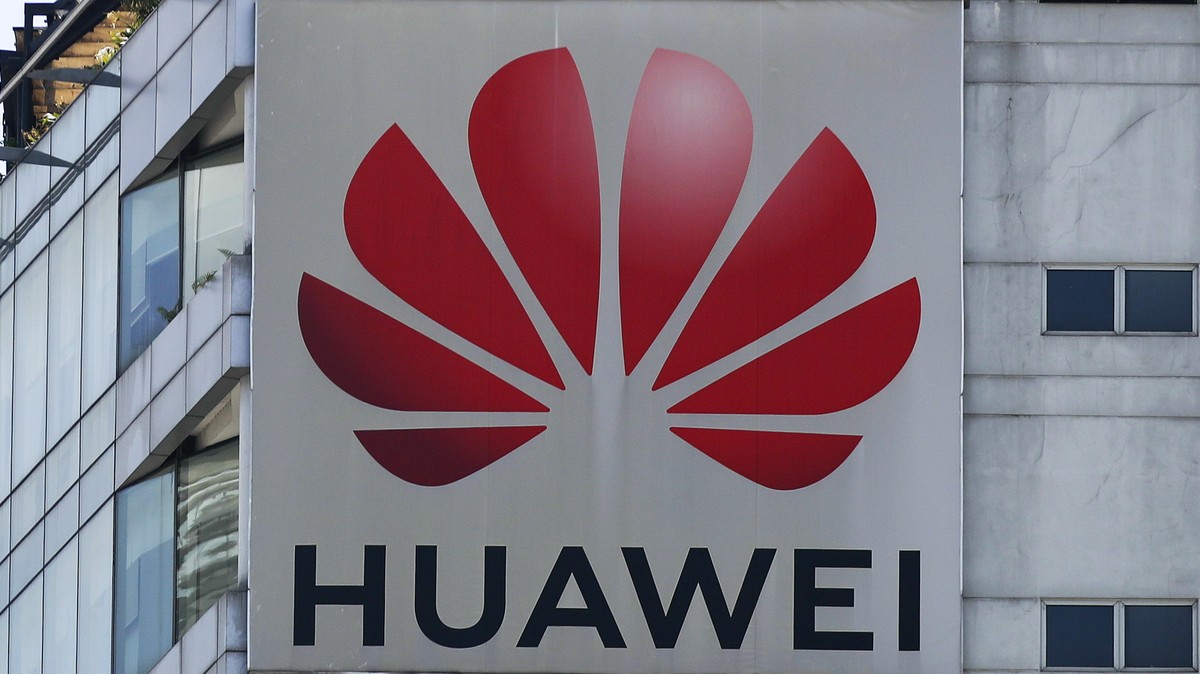 epa10605650 The logo of China's Huawei Technologies Co. is attached to the facade of a building in Kuala Lumpur, Malaysia, 03 May 2023. The European Union (EU) and the USA have warned Malaysia ov ...