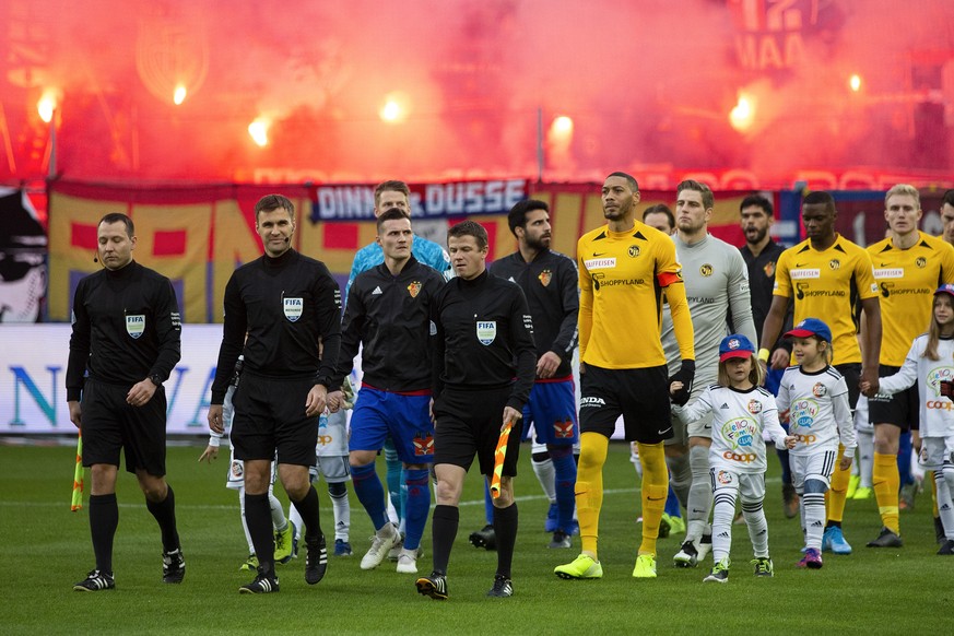 YBs Guillaume Hoarau, rechts, und Basels Taulant Xhaka fuehren ihre Teams aufs Spielfeld, vor dem Super League Spiel zwischen dem FC Basel und dem BSC Young Boys Bern am Sonntag, 1. Dezember 2019 im S ...