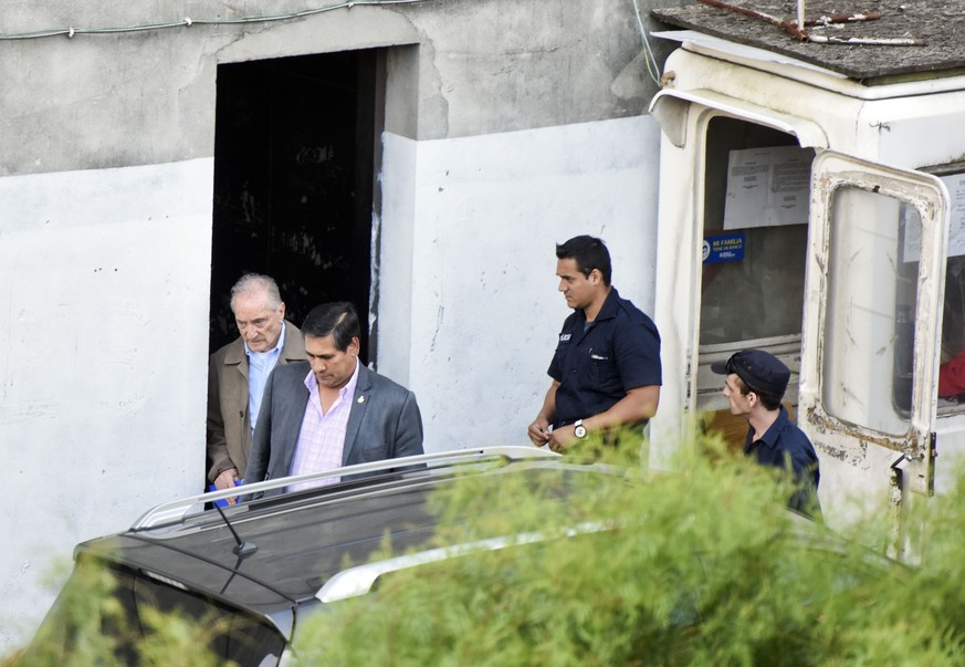 Ex-FIFA-Vizepräsident Eugenio Figueredo (links) beim Verlassen des Gerichtsgebäudes in Montevideo, Uruguay (24.12.2015).<br data-editable="remove">