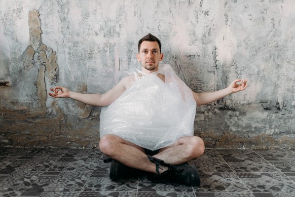 Typ in bubble wrap eingepackt.