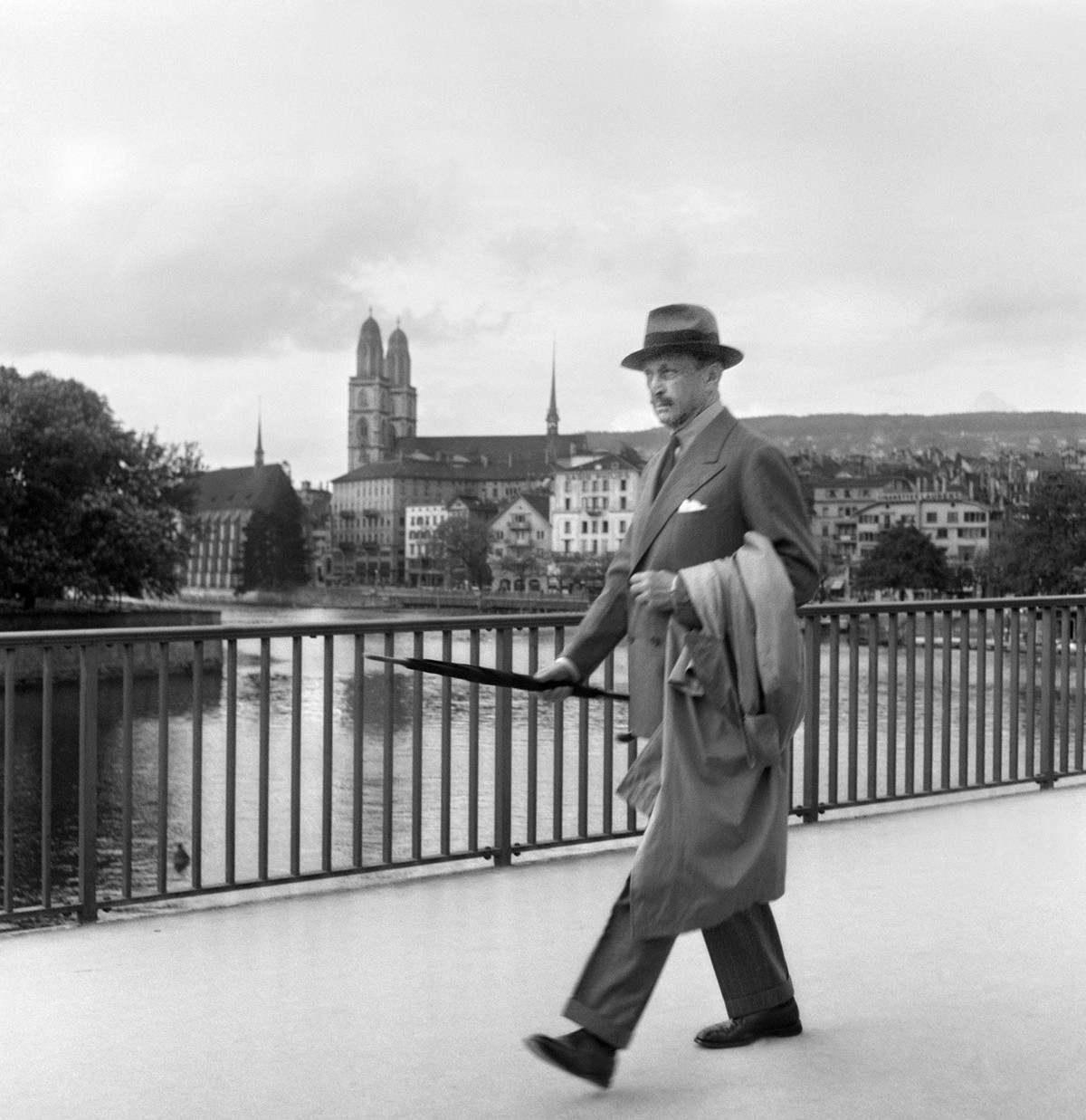 Der finnische Feldmarschall Carl Gustaf Emil Mannerheim, geht am 7. Mai 1943 in Zivil ueber die Quaibruecke in Zuerich, Schweiz. (KEYSTONE/PHOTOPRESS-ARCHIV/Str)