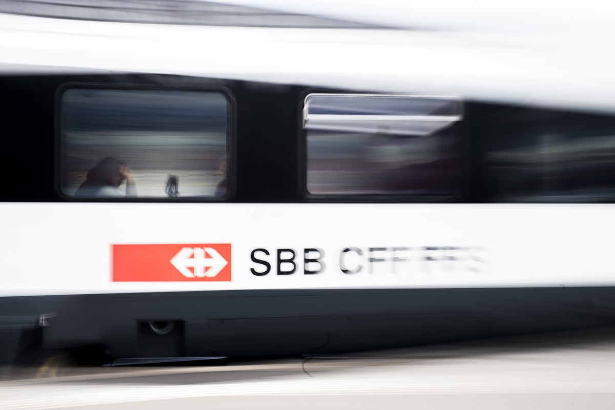 ARCHIVBILD - ZUR KUENFTIGEN ZUSAMMENARBEIT DER SBB UND SOB STELLEN WIR IHNEN FOLGENDES BILDMATERIAL ZUR VERFUEGEUNG - Pendler im Zug anlaesslich einer Medienkonferenz zum Thema "SBB Strategie 202 ...