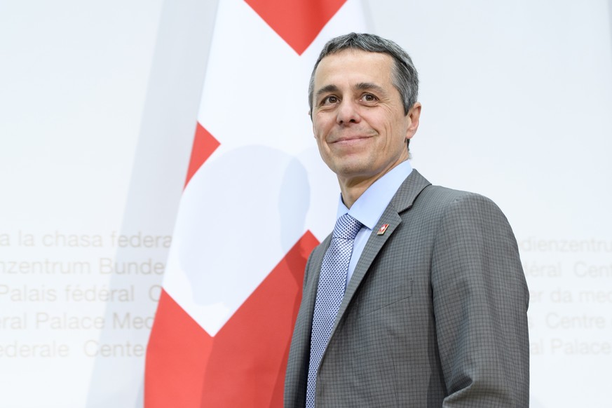 Bundesrat Ignazio Cassis kommt zu einer Medienkonferenz ueber die Beziehungen Schweiz - EU, am Mittwoch, 4. Juli 2018, im Medienzentrum Bundeshaus in Bern. (KEYSTONE/Anthony Anex)