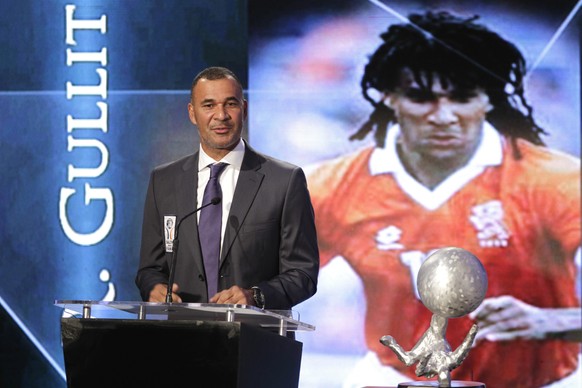 epa05010037 Former Dutch soccer player Ruud Gullit delivers a speech during a ceremony part of his entry to the Hall of the Fame of Soccer in Pachuca, Mexico, 03 November 2015. The Hall of the Fame of ...