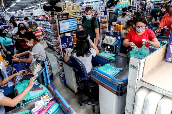 epa08477737 Clients shop in a market, in Sao Paulo, Brazil, 10 June 2020. Sao Paulo, the most populous city in Latin America, continued this Wednesday with the de-escalation of coronavirus restriction ...