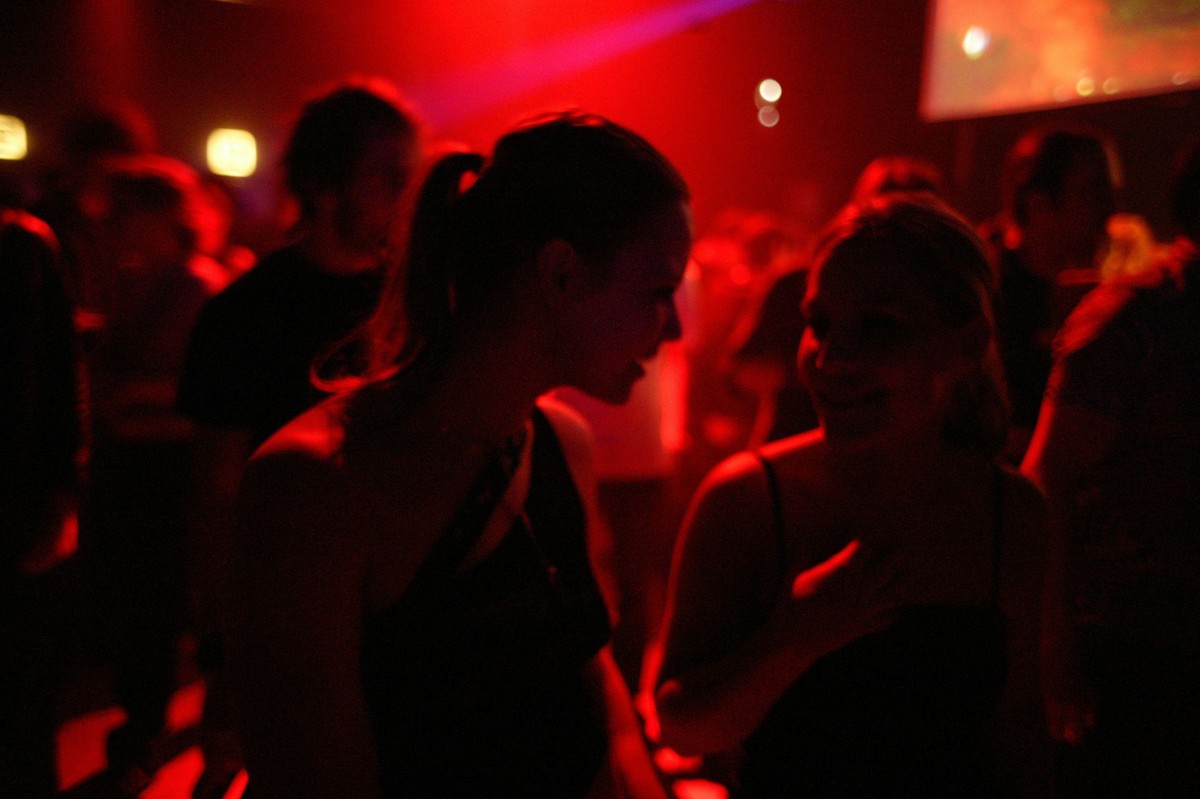 Partygaenger feiern und tanzen am Freitagabend, 14. Maerz 2003 im neuen Rohstofflager auf dem Toni-Areal im Kreis 5 in Zuerich. (KEYSTONE/Martin Ruetschi)
