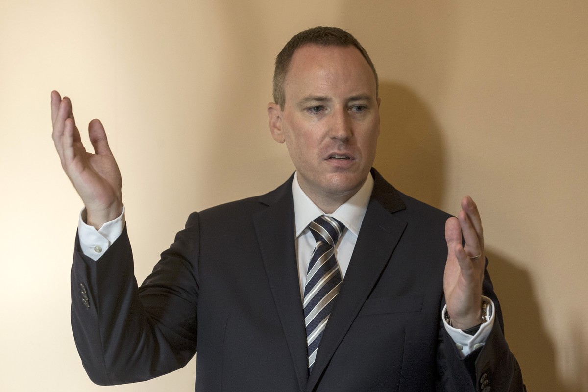 Der Zuger SVP Kantonsrat Markus Huerlimann spricht an der Medienkonferenz zur "Zuger Sex-Affaere", im Theater Casino in Zug am Dienstag, 1. September 2015. (KEYSTONE/Alexandra Wey)