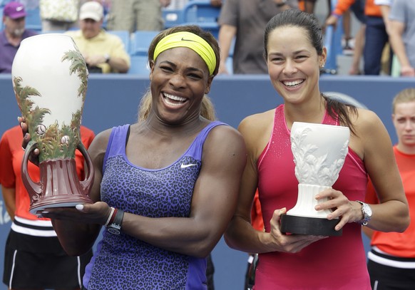 Williams und Ivanovic posieren nach dem Final mit ihren Trophäen.