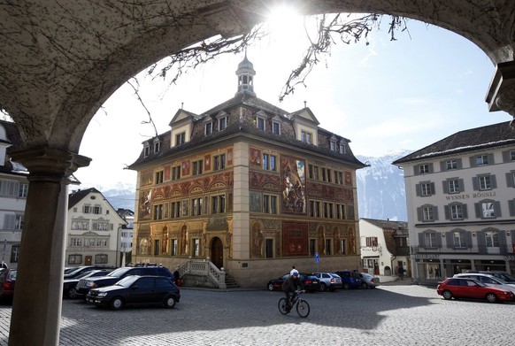 Das Rathaus am Hauptplatz in Schwyz am Mittwoch, 24. Februar 2010.(KEYSTONE/Sigi Tischler)