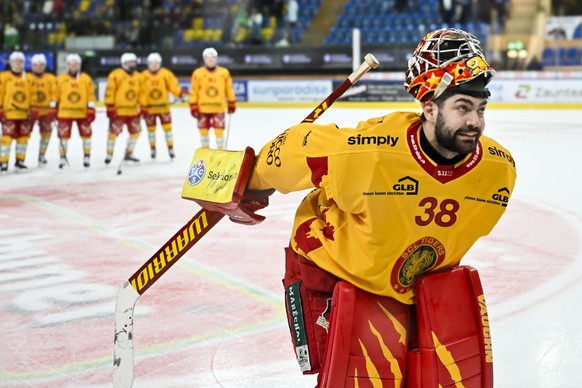 Der Langnauer Torhueter Stephane Charlin laesst nach dem 0:3 Sieg und Wahl zum besten Spieler nach seinem shout out feiern, im Eishockey-Qualifikationsspiel der National League (NL) zwischen dem HC Da ...