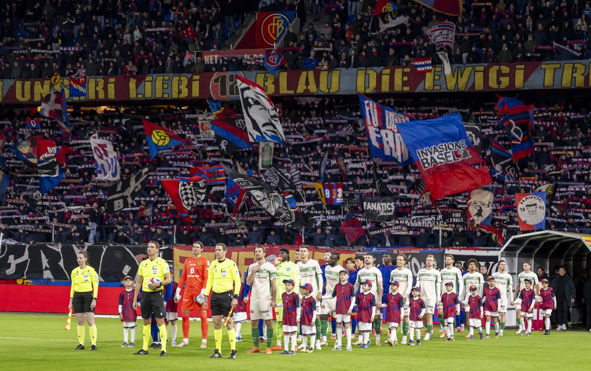 Die Schiedsrichter und Mannschaften warten mit dem Einmarach, weil Feuerwerkskoeper der St. Galler Fans auf das Spielfeld fliegen, vor dem Fussball Meisterschaftsspiel der Swiss Super League zwischen  ...