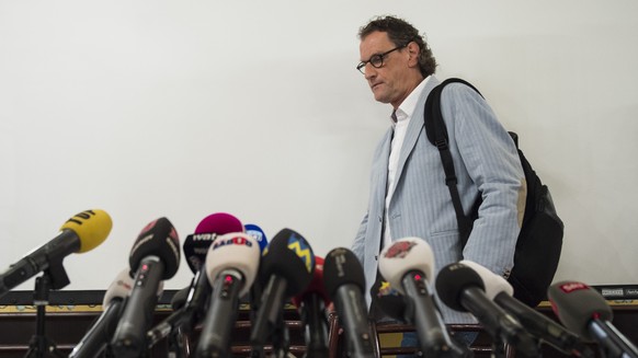 Geri Mueller schreitet zu einer Medienkonferenz am Dienstag, 19. August 2014, in Zuerich. Die Badener Stadtregierung hatte am Sonntagabend entschieden, dass der wegen Nackt-Selfies in die Schlagzeilen ...