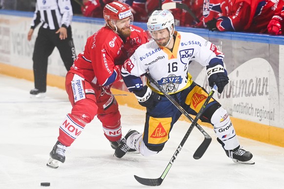 Rapperswils Flurin Randegger, links, gegen Zugs Raphael Diaz, in Spiel 2 des Playoff 1/2 Final Eishockeyspiels der National League zwischen den Rapperswil-Jona Lakers und dem EV Zug, am Dienstag, 27.  ...