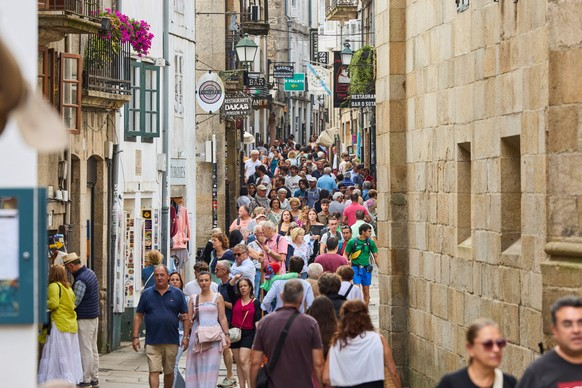 Pilgrims and tourists walk in Santiago de Compostela downtown, northwestern Spain, Thursday, Aug. 21, 2025. (AP Photo/Lalo Villar)
Spain Santiago Overtourism