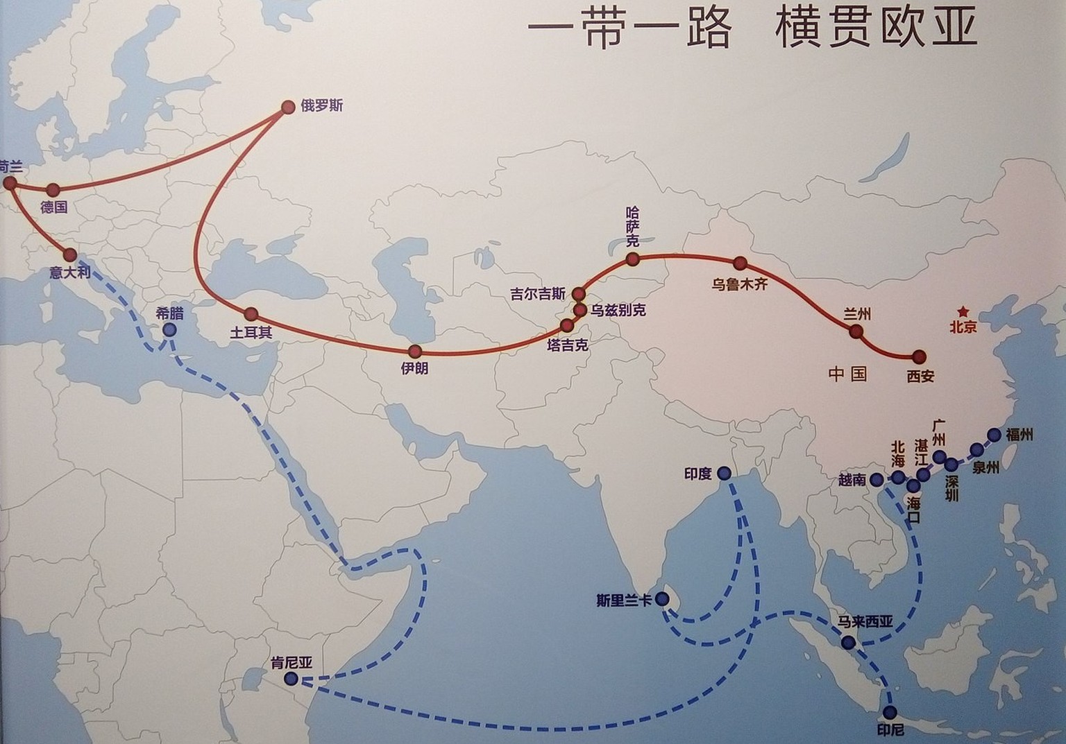 Die Neue Seidenstrasse in einer chinesischen Darstellung. Der Landweg verläuft über Xinjiang. 