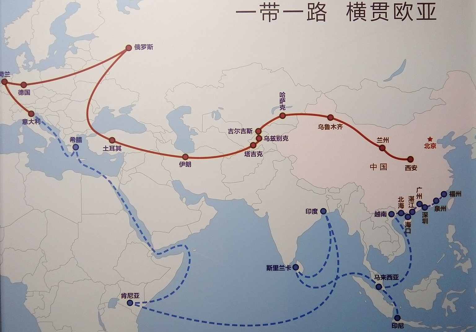 Neue Seidenstrasse: Plan in der Ausstellungshalle von Shenzhen. In Venedig endet der Seekorridor, in Rotterdam bzw. London, Lyon oder Madrid[9] einer der Landkorridore.
Von Yauaaisnhaongwaix - Eigenes ...