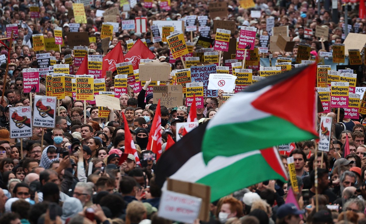 epa11535211 Anti-far right protesters gather in Walthamstow, east London, Britain, 07 August 2024. Further far-right protests are expected on 07 August 2024. Violent demonstrations have been held by m ...