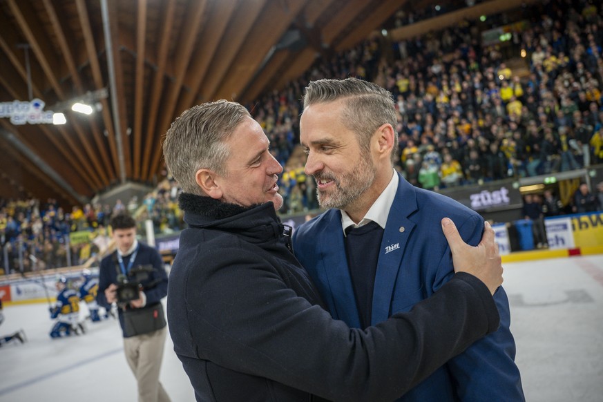 Der unterlegene Zuger Head Coach Dan Tangnes (EVZ), links gratuliert dem Davoser Head Coach Josh Holden (HVD) zu seinem 5:2 Sieg und damit Einzug in das Halbfinale beim vierten Eishockey Playoff Viert ...