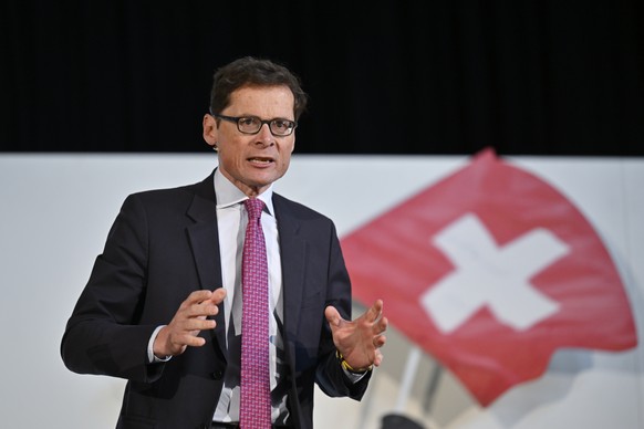 Nationalrat Roger Koeppel spricht ueber die Resolution zur Neutralitaet an der Delegiertenversammlung der SVP Schweiz, am Samstag, 9. April 2022, in der Stadthalle in Chur. (KEYSTONE/Gian Ehrenzeller)