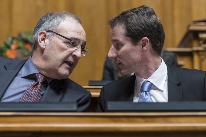 Die SVP Nationalraete Thomas Aeschi, ZG, rechts, und Guy Parmelin, VD, amten als provisorische Stimmenzaehler zu Beginn der 50. Legislatur am ersten Tag der Wintersession der Eidgenoessischen Raete, a ...