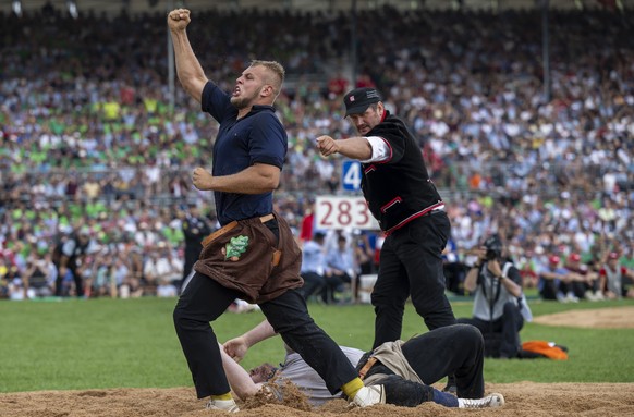 Adrian Odermatt, links, jubelt nach seinem Sieg gegen Bernhard Kaempf, rechts, im vierten Gang des Eidgenoessischen Schwing- und Aelplerfestes ESAF in Pratteln, am Samstag, 27. August 2022. (KEYSTONE/ ...