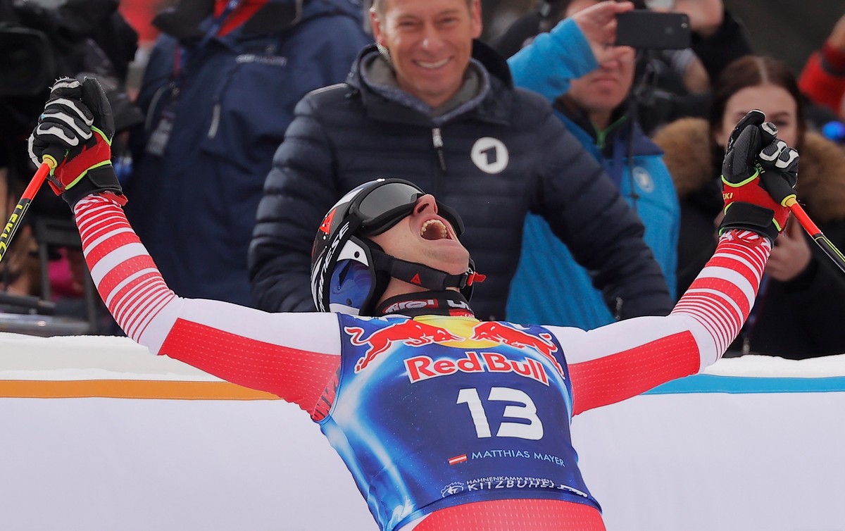 epa08162772 Matthias Mayer of Austria reacts in the finish area during the Men's Downhill race of the FIS Alpine Skiing World Cup event in Kitzbuehel, Austria, 25 January 2020. EPA/VALDRIN XHEMAJ