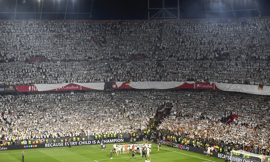 Frankfurt players celebrate after winning the Europa League final soccer match between Eintracht Frankfurt and Rangers FC at the Ramon Sanchez Pizjuan stadium in Seville, Spain, Wednesday, May 18, 202 ...