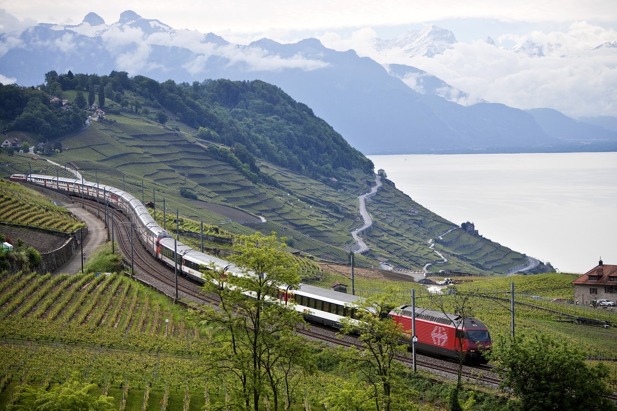 ARCHIVBILD ZUR VERGABE DER FERNVERKEHRSKONZESSIONEN DURCH DAS BAV, AM MONTAG, 23. OKTOBER 2017 - An intercity train composition rolls across the vineyards of Lavaux near Cully in the canton of Vaud, S ...