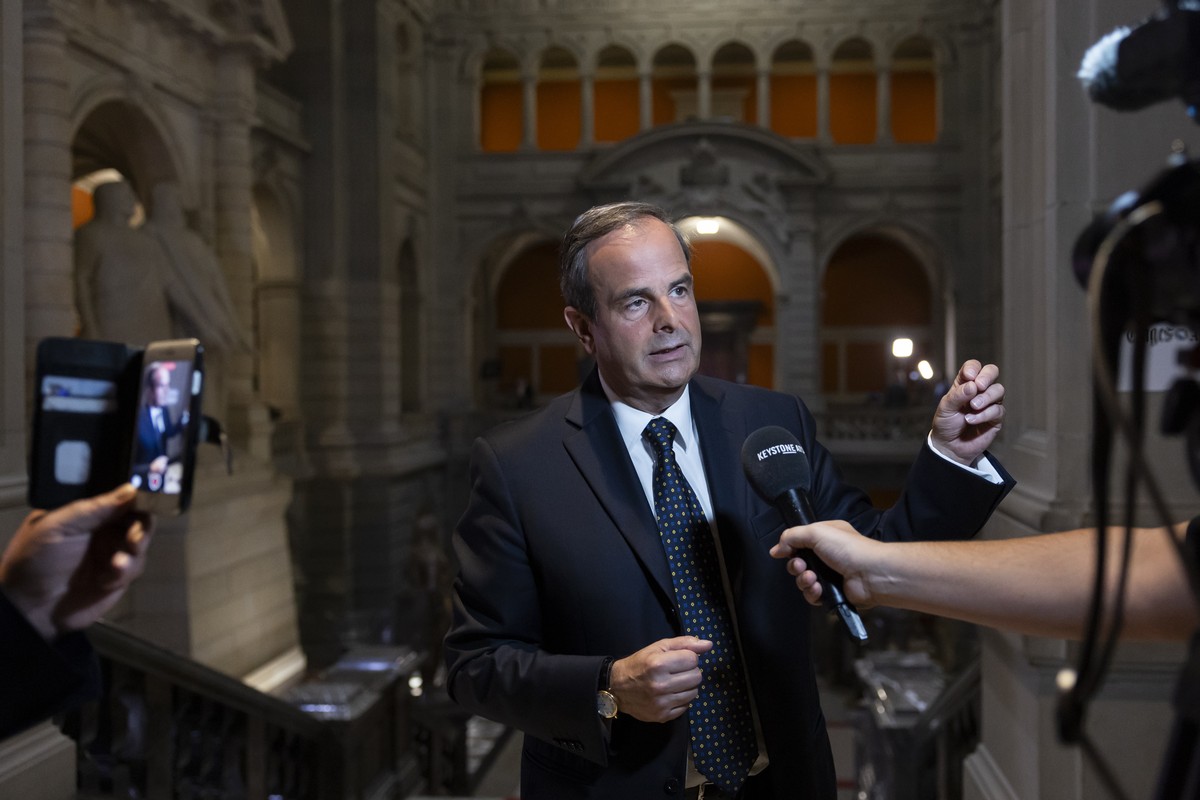 Gerhard Pfister, Parteipraesident Mitte, gibt ein Interview in der Eingangshalle des Bundeshaueses am Wahltag der Eidgenoessischen Parlamentswahlen, am Sonntag, 22. Oktober 2023 im Bundeshaus in Bern. ...