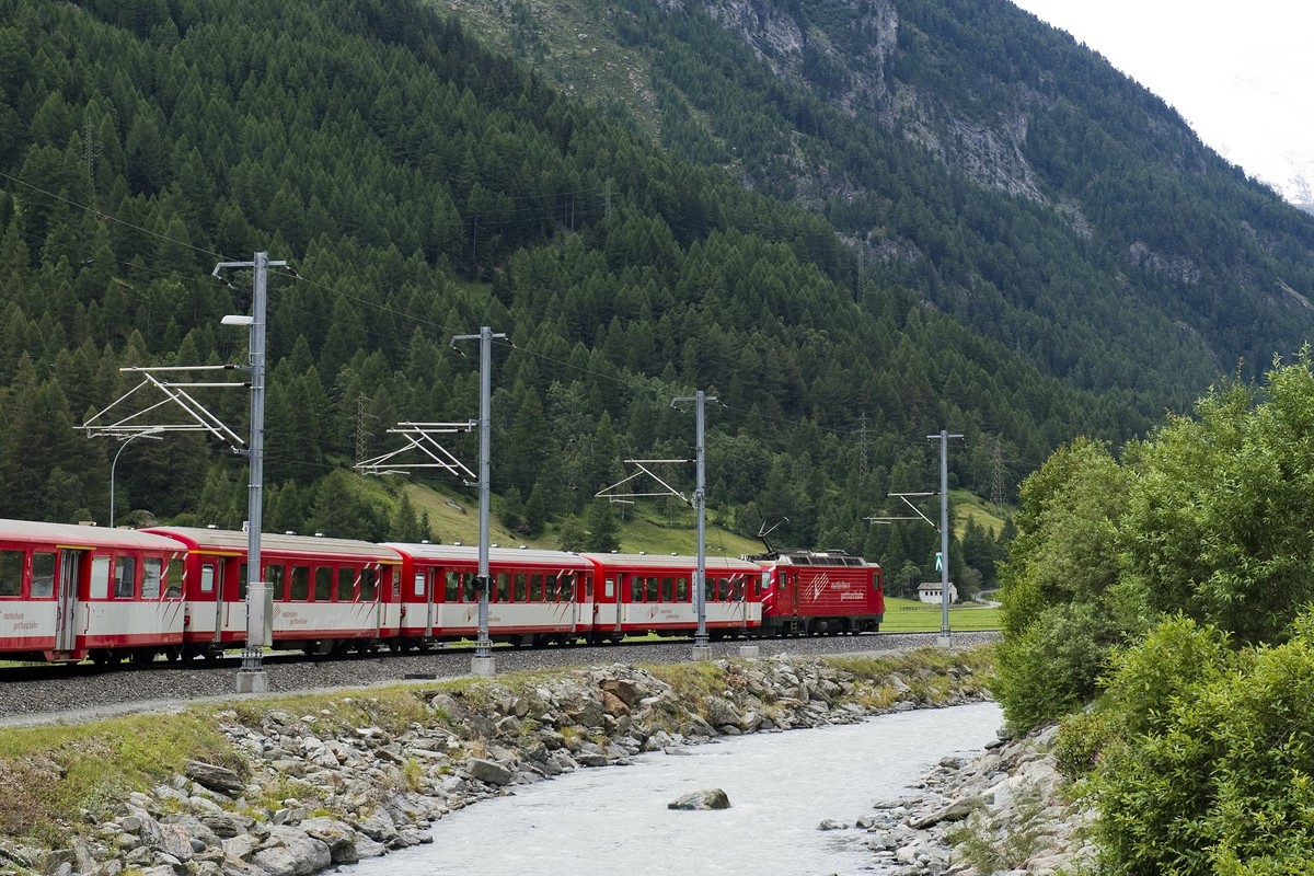 Un train du Matterhorn Gotthard Bahn, MGB, part de la gare de Taesch en direction de Zermatt ce mardi 26 juillet 2011 a Taesch. (KEYSTONE/Jean-Christophe Bott)