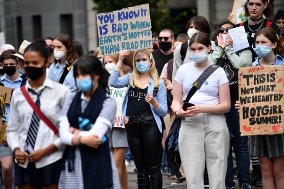 epa09848096 School students hold placards during a Climate School Strike protest at Treasury Gardens in Melbourne, Australia, 25 March 2022. EPA/JOEL CARRETT AUSTRALIA AND NEW ZEALAND OUT