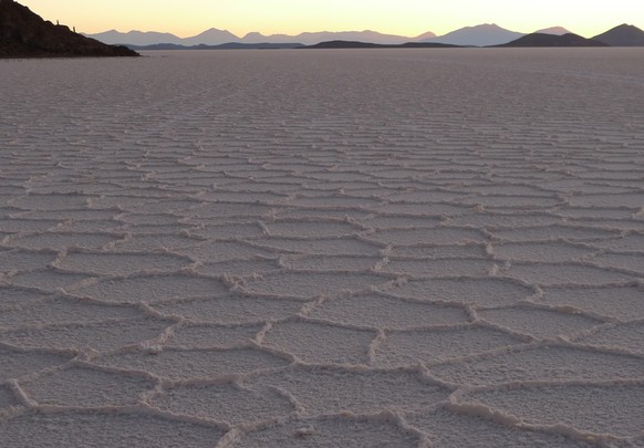 Die Salar de Uyuni in den Anden im Südwesten Boliviens. Es handelt sich um die grösste Salzwüste der Welt.