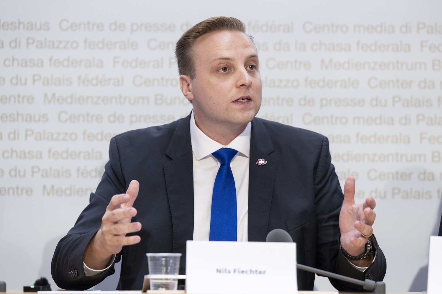 Nils Fiechter, Praesident Junge SVP-BE, vom Nein Komitee zur elektronischen Identitaetskarte, E-ID, spricht an einer Medienkonferenz, am Mittwoch, 6. August 2025, in Bern. (KEYSTONE/Peter Schneider)