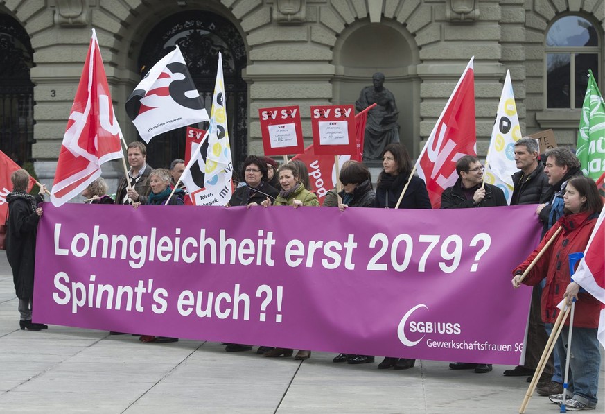 Gewerkschaftsaktivistinnen und -aktivisten demonstrieren fuer Lohngleichheit zwischen Mann und Frau, aus Anlass des Internationalen Frauentag (International Women&#039;s Day) vom 8. Maerz, am Donnerst ...