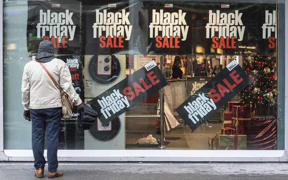 Einkaufslustige am Black Friday, ein US-Amerikanischer Brauch als Start in ein traditionelles Familienwochenende und als Beginn der Weihnachtseinkaufsaison, aufgenommen am Freitag, 29. November 2019 i ...