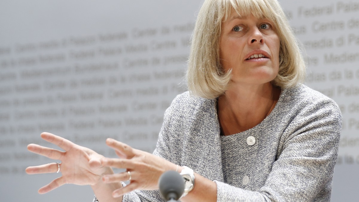 Sara Stalder, Geschaeftsleiterin der Stiftung fuer Konsumentenschutz (SKS), spricht waehrend einer Medienkonferenz zum Referendum "Nein zur willkuerlichen Ueberwachung von Versicherten", am  ...