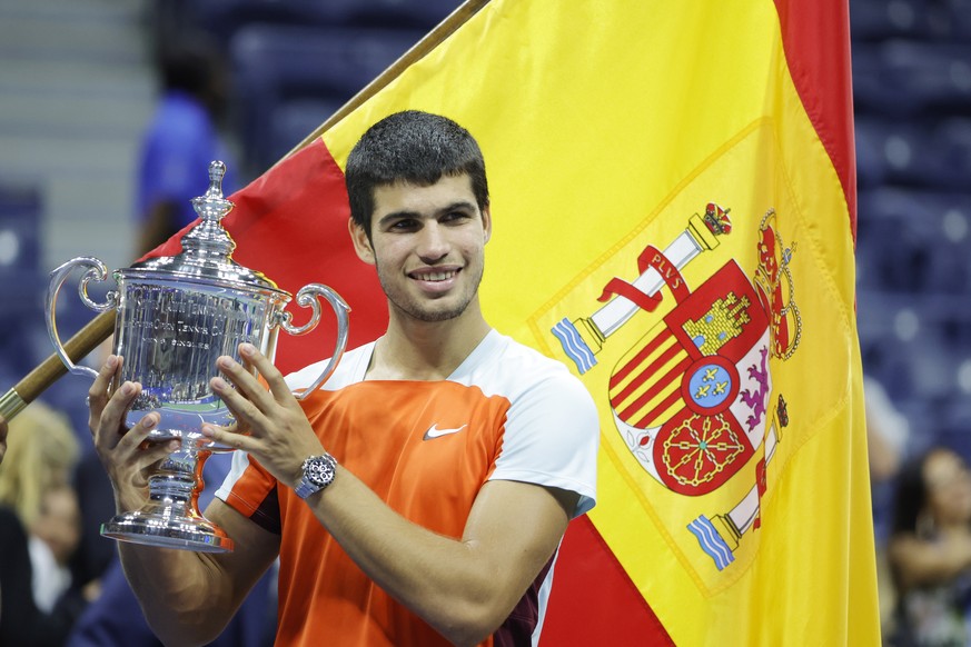 epa10179077 Carlos Alcaraz of Spain celebrates with the championship trophy after defeating Casper Ruud of Norway during the men&#039;s final match at the US Open Tennis Championships at the USTA Nati ...